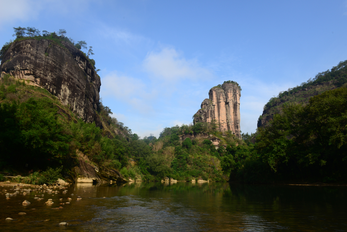 听说玉女峰是武夷山的重要景点之一,她亭亭玉立在九曲溪二曲溪南,宛如