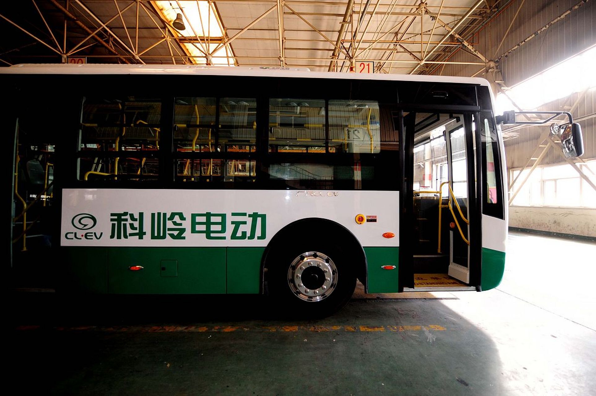 黄石公交陷运营困境,司机为省电不开空调   电池衰减严重,司机不敢开