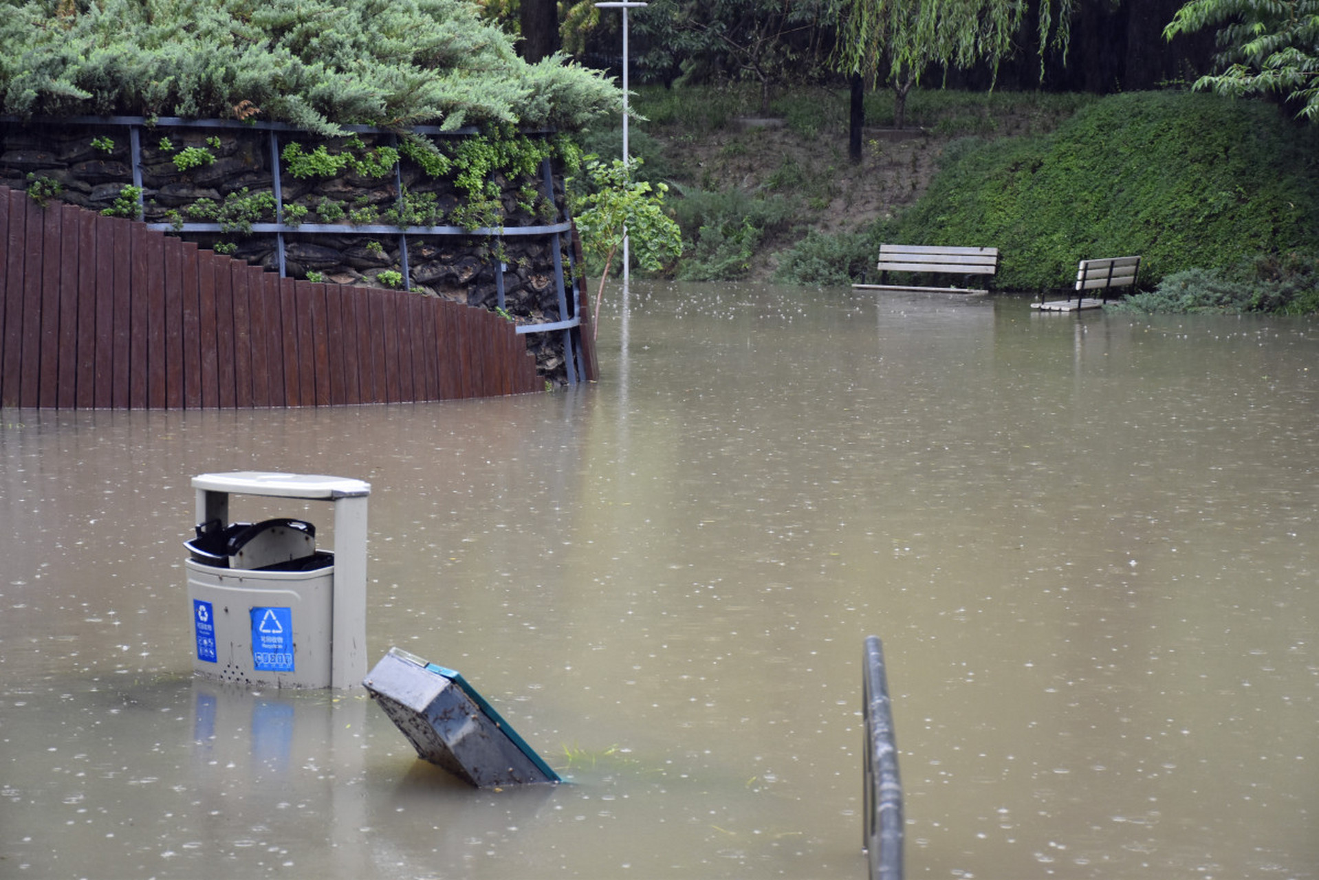海淀区遭遇了一场百年不遇的暴雨,多处道路积水,部分地区出现洪涝灾害