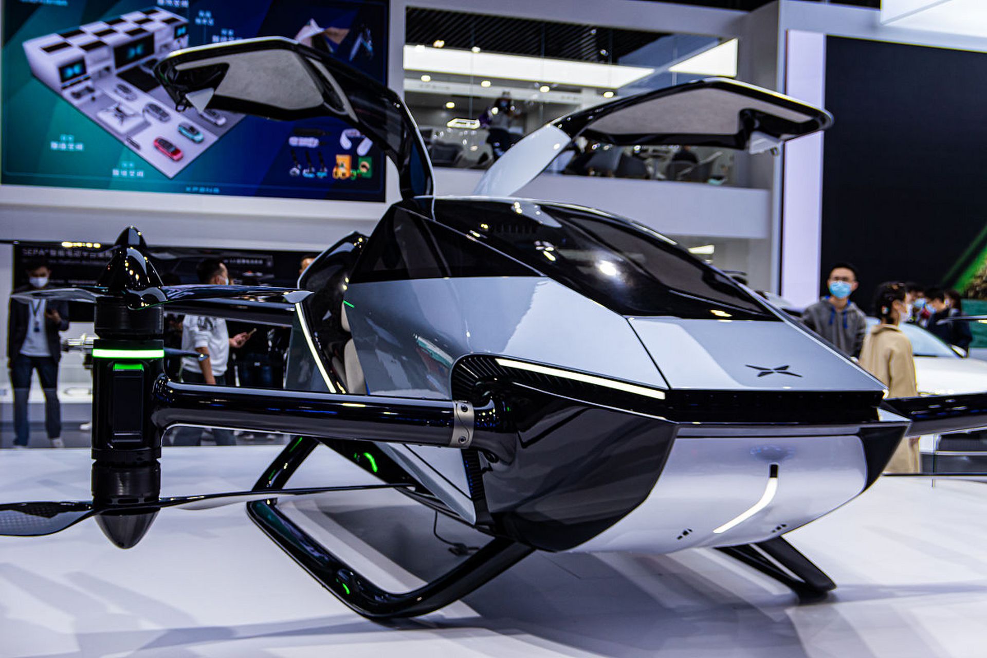 小鹏汇天飞行汽车旅航者x2在长沙完成了首次跨江飞行演示,标志着全国