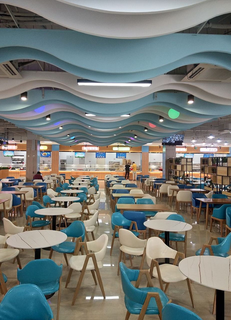 外事学院南区主要有第一,第二,第三这三大餐厅,西区有第六餐厅