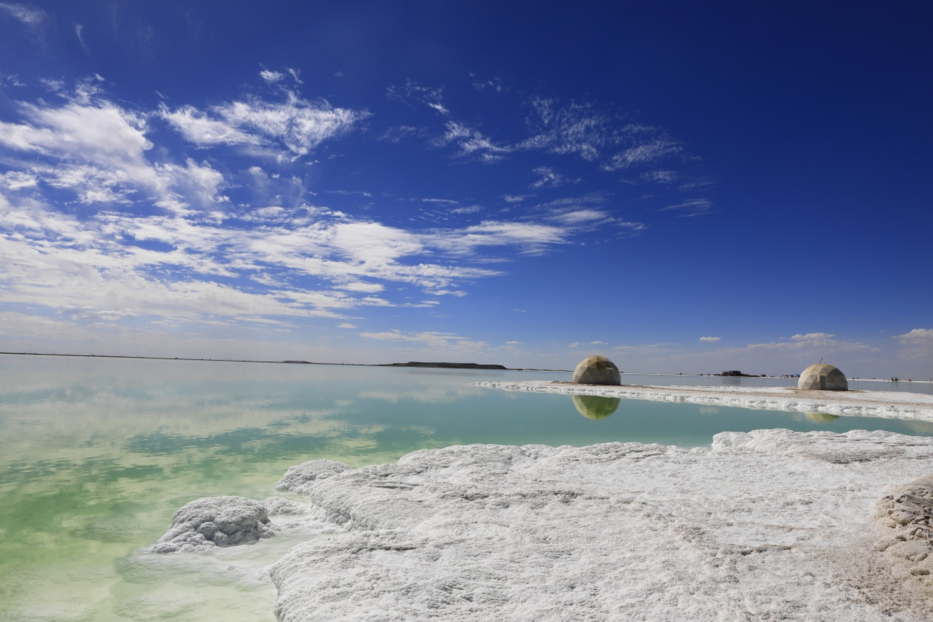 察尔汗盐湖是中国西北地区的一个独特景点.这片湖泊位于大柴旦沙漠深