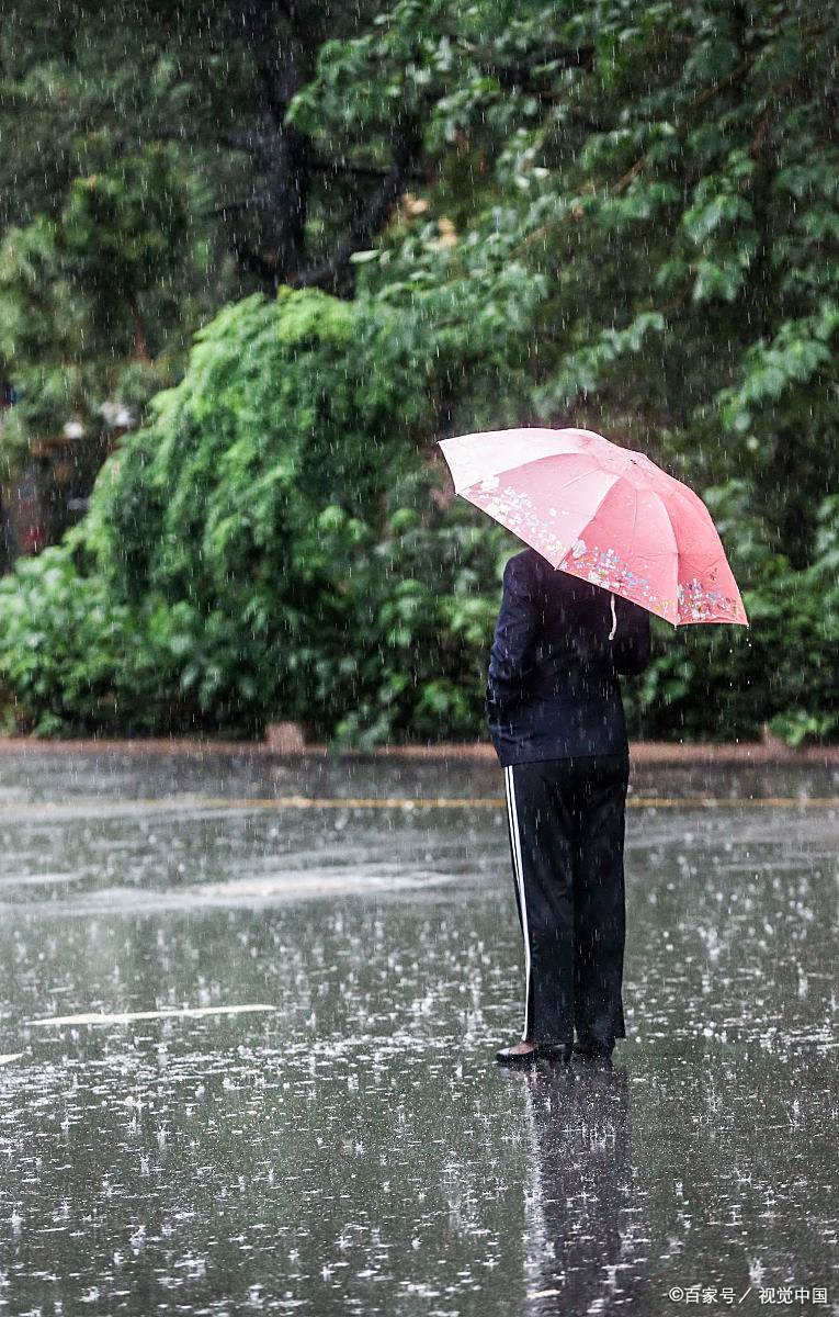一个人雨中淋雨伤感图，一个人在淋雨的图片 哭泣