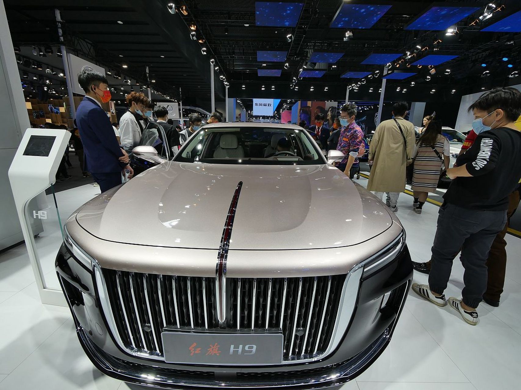 红旗h9:传统与现代的完美融合  作为一位汽车设计师,我一直将外观价值