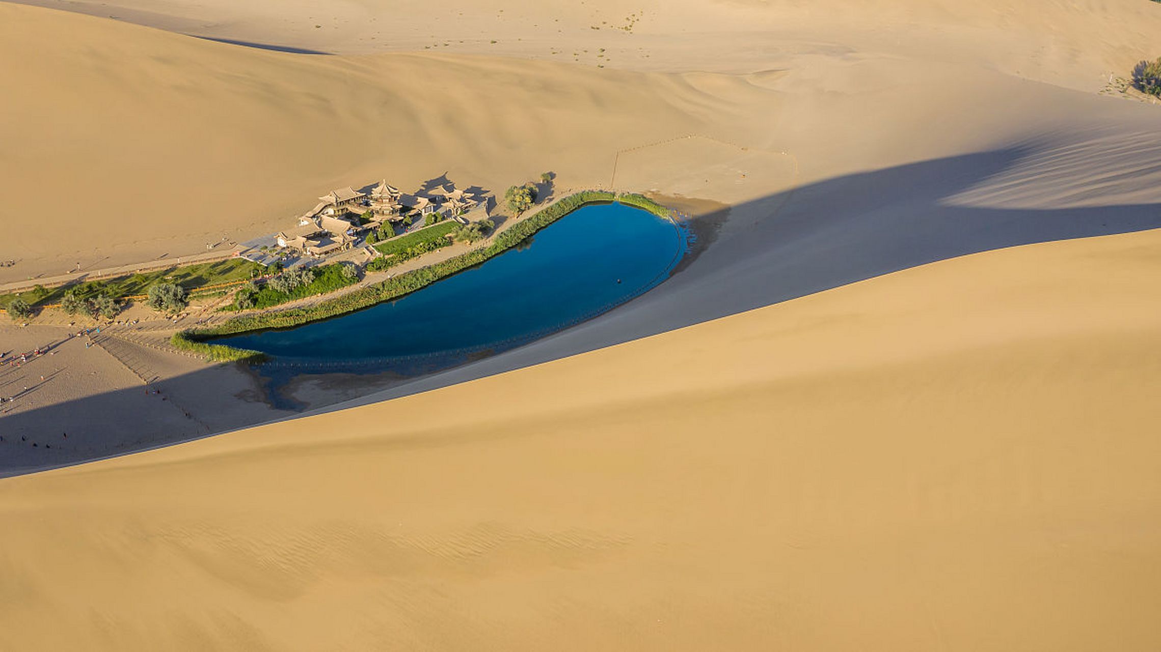 鸣沙山以沙动响亮著称,这座山是由流沙形成的,有红,黄,绿,白,黑五种