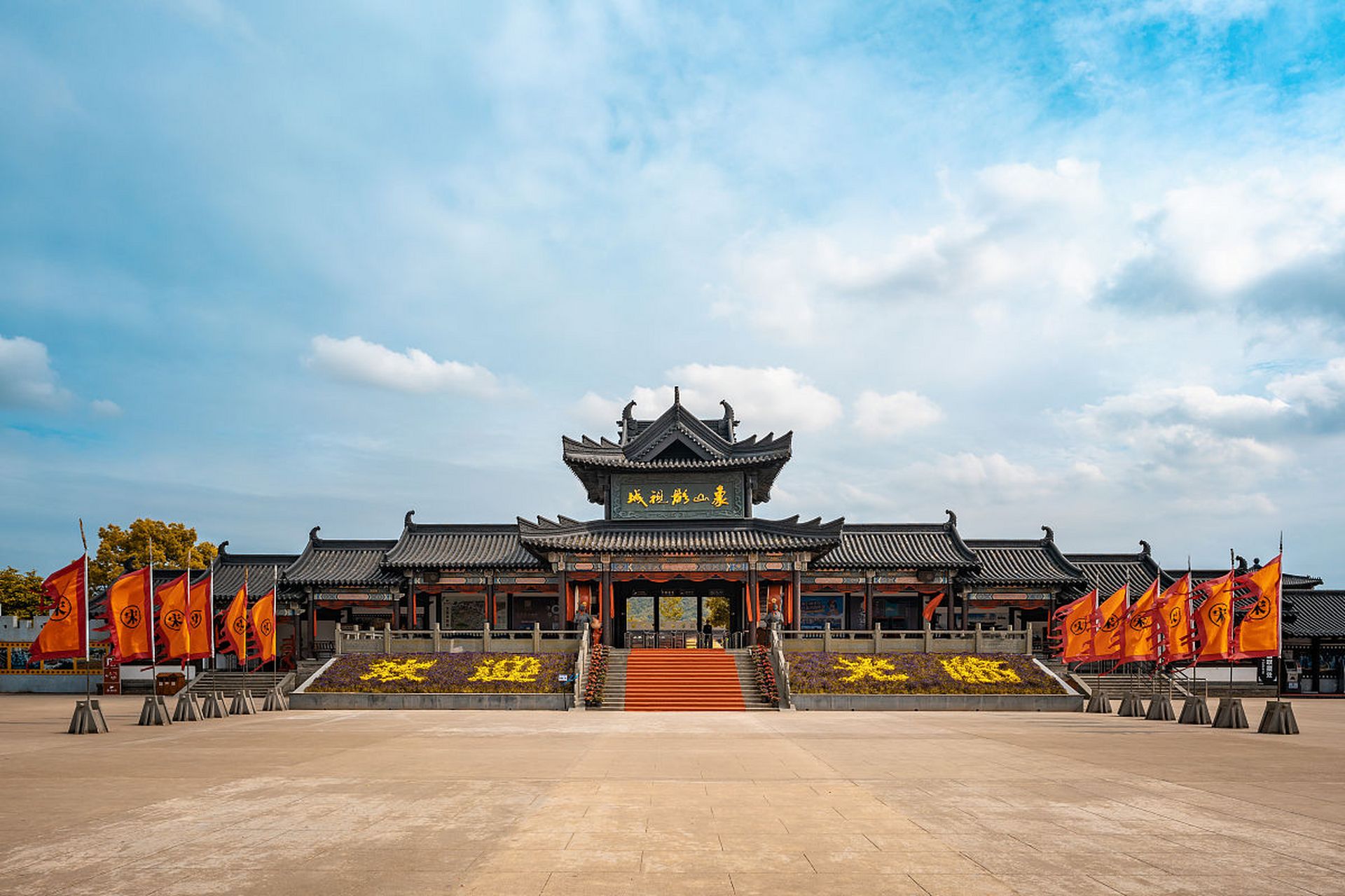 在象山影视城,你可以穿越古今,先是神雕侠侣城,漫步在襄阳城的城墙下