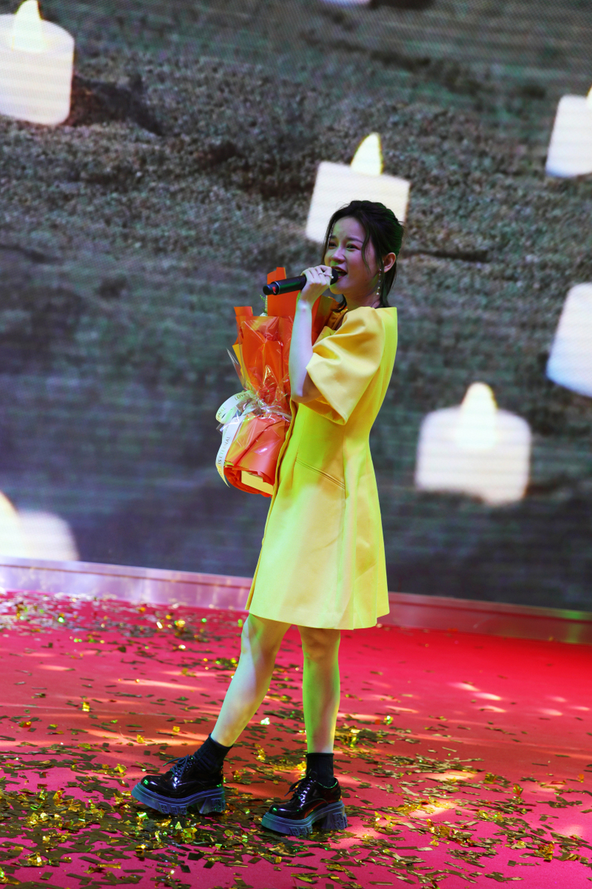 歌手程响是内地女歌手,安徽淮南人,凭借歌曲《不再联系》,《新娘不是