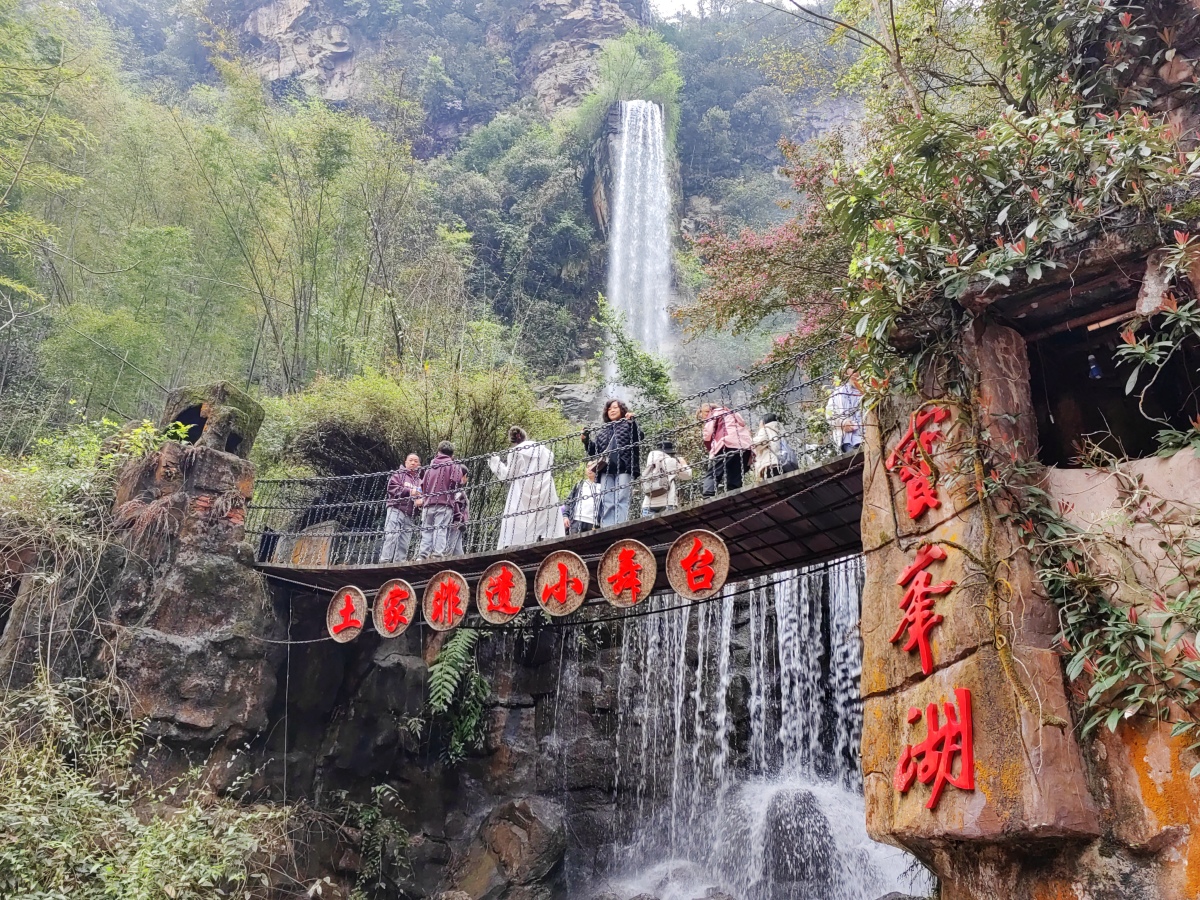 地下大峡谷:位于沂水县姚店子镇永富庄村,是一座风貌奇特的溶洞王国