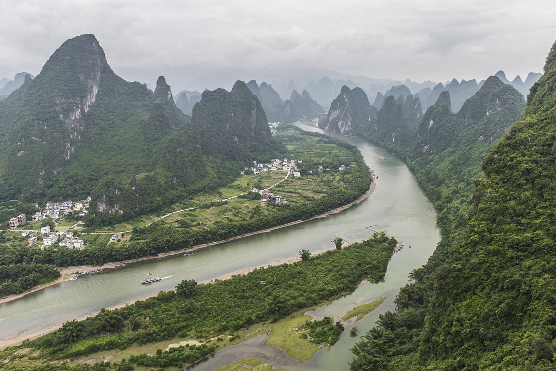 桂林山水著名于"两江四湖,桂林山水",是中国著名的风景区之一,自然