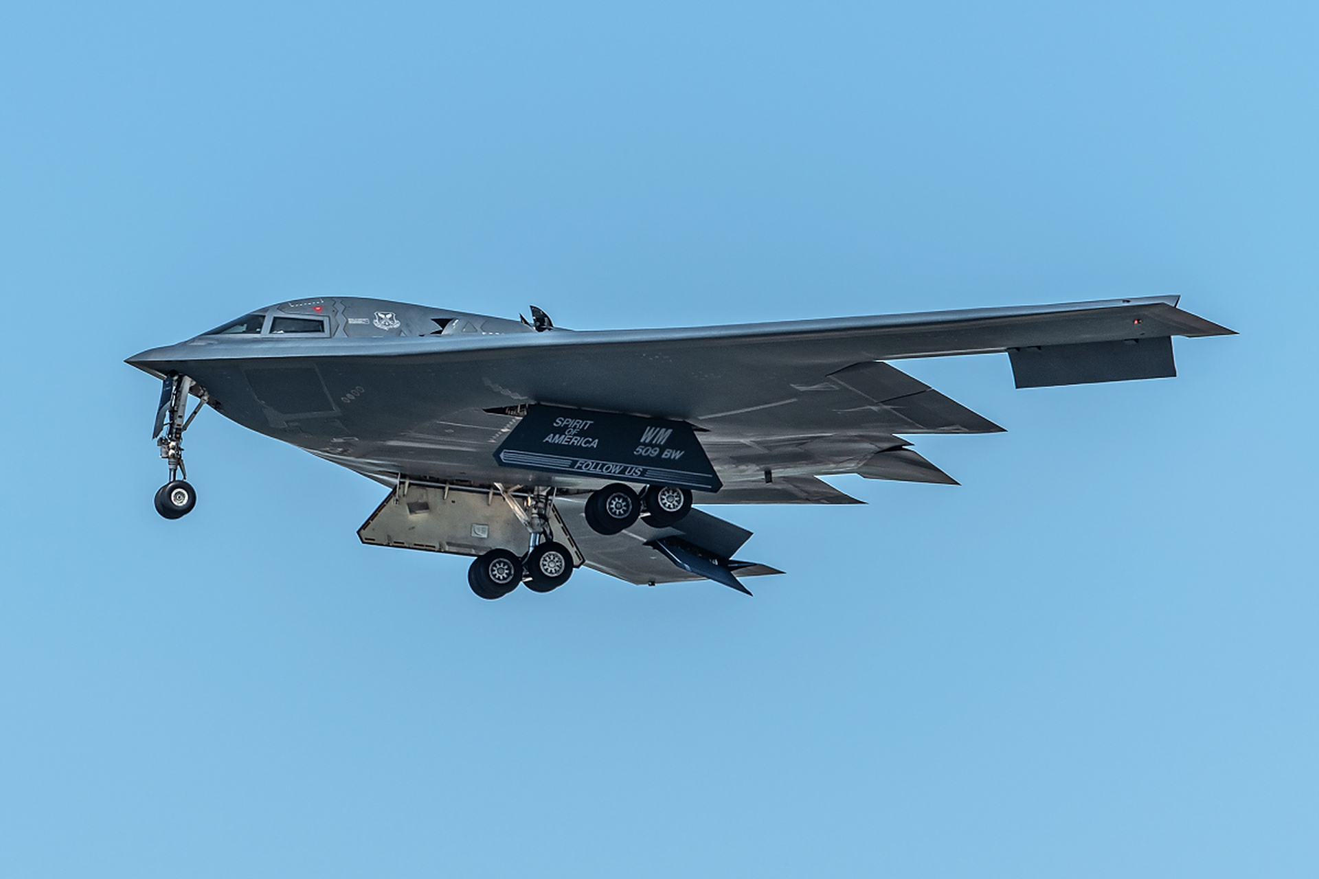 隐身,航电更先进,航程更远,可发射空空导弹拦截战机,价格不到b2三分之