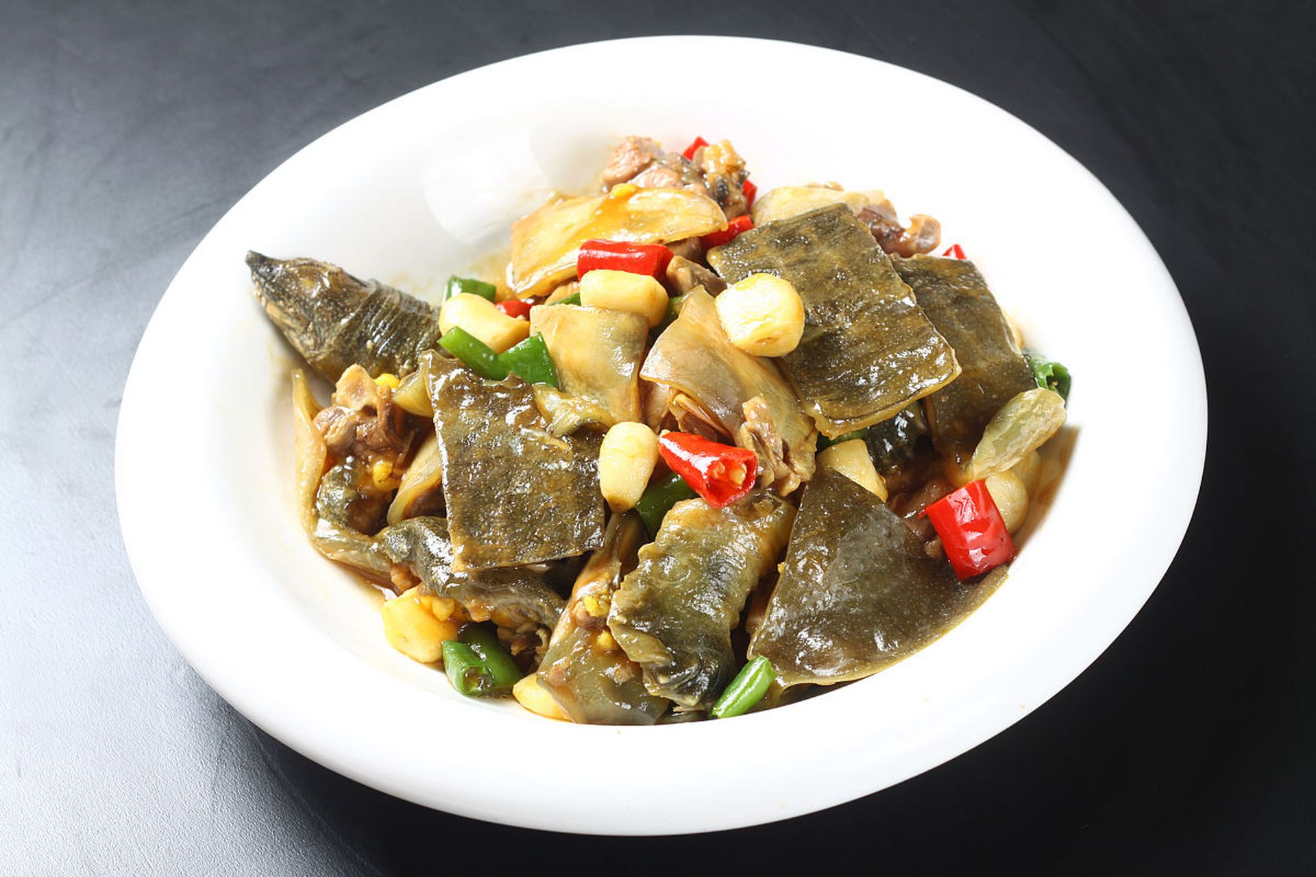 生炒甲鱼是粤菜中的经典菜品,做法包括宰杀,腌制,翻炒和调味等步骤.