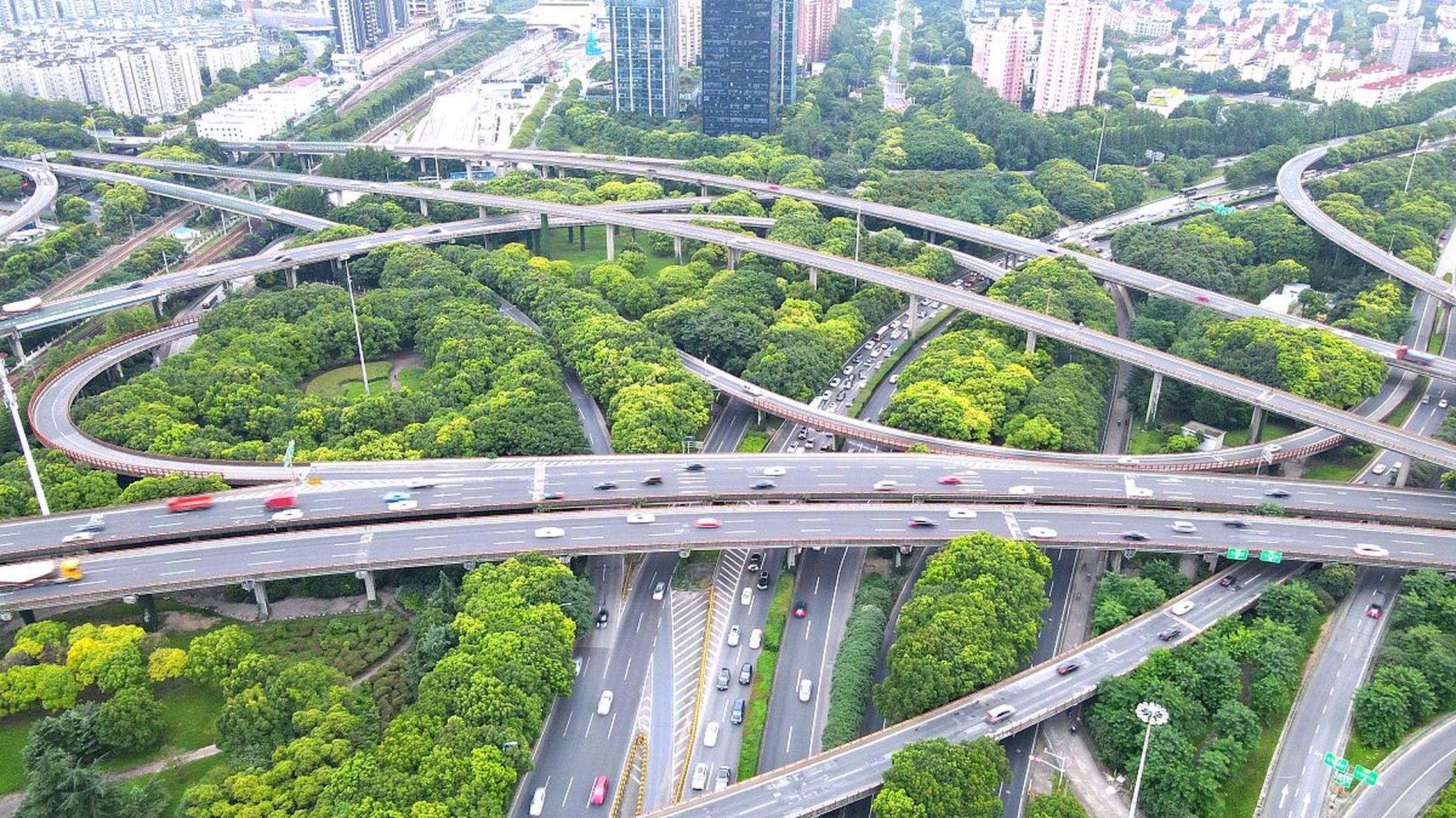 1,重庆黄桷湾立交桥:位于重庆南岸区,被誉为中国最复杂的立交桥