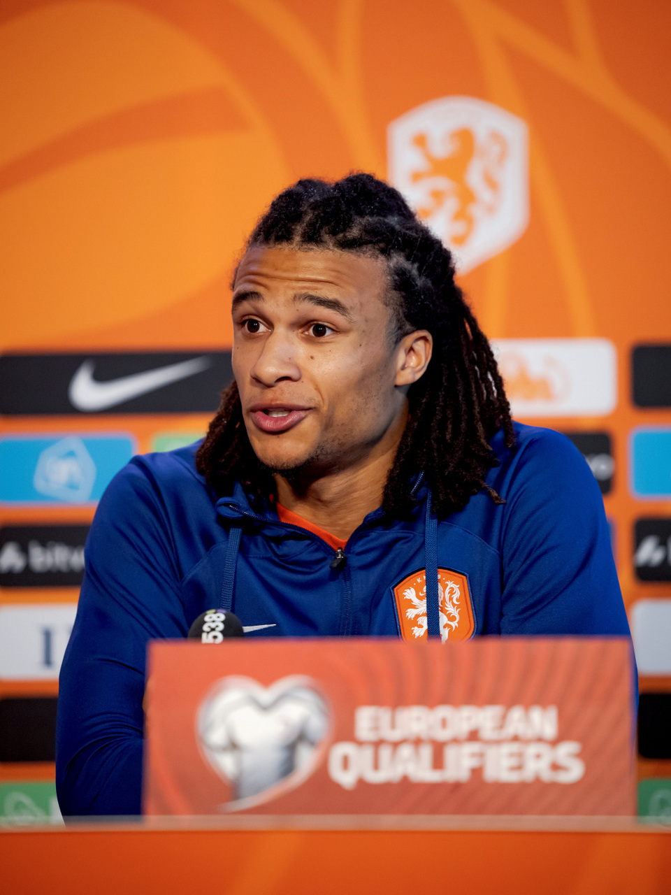 弗兰基德容应该是荷兰重要一环,他既然能跟队训练5天 证明他的伤并不