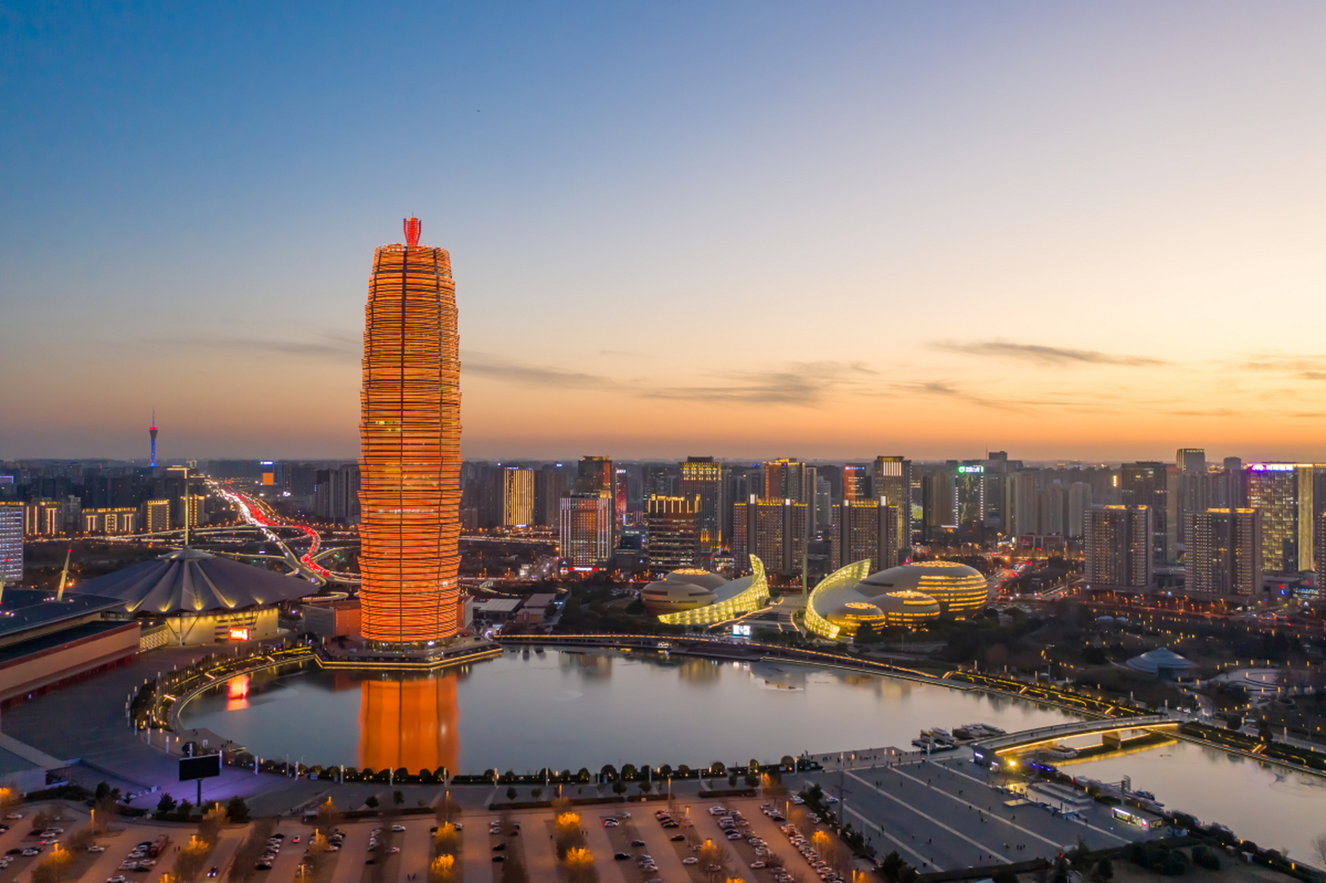 夜幕降临时,郑州大玉米楼的建筑轮廓在夜空中清晰可见,它高耸入云