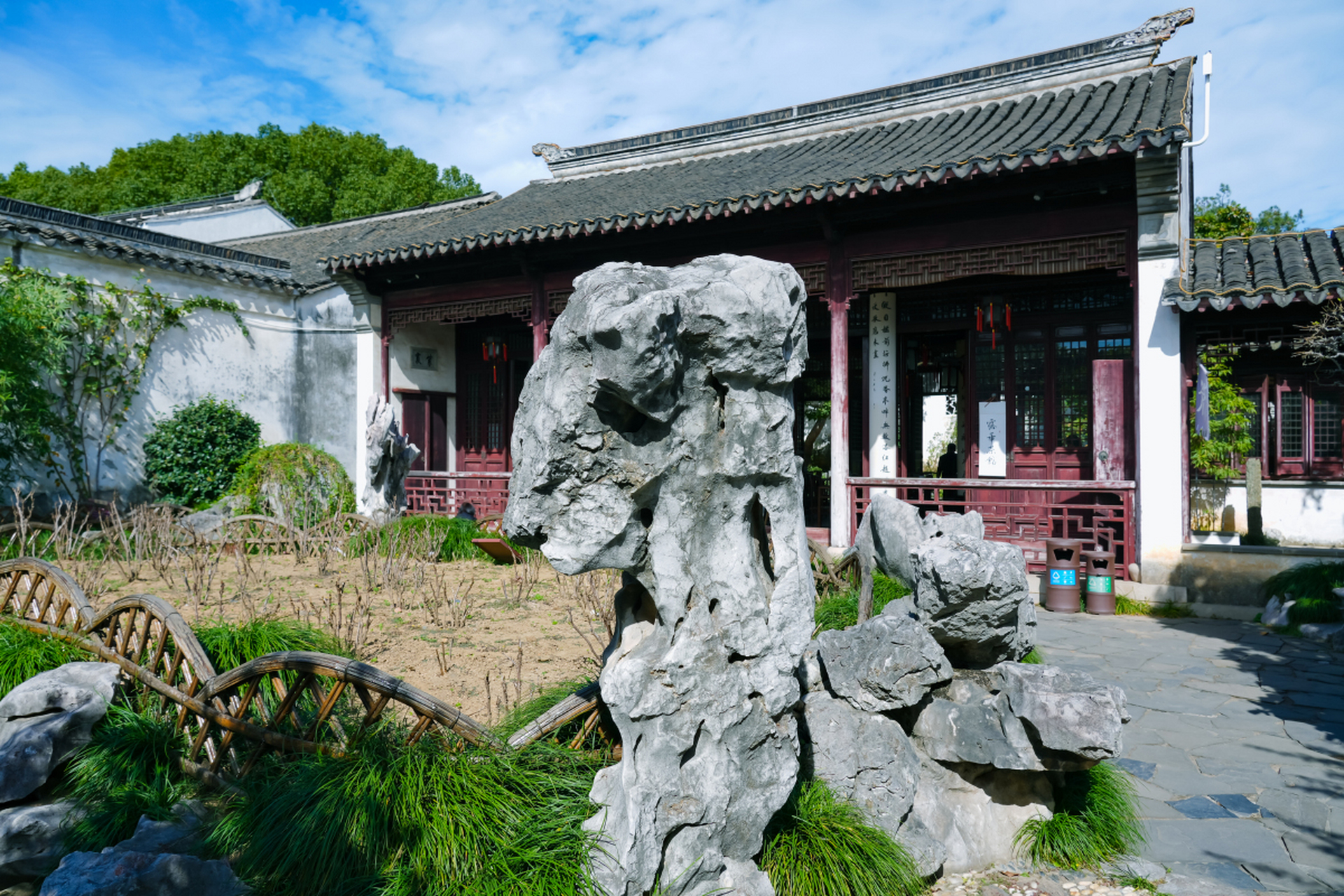 网师园是苏州园林中极具艺术特色和文化价值的中型古典山水宅园代表