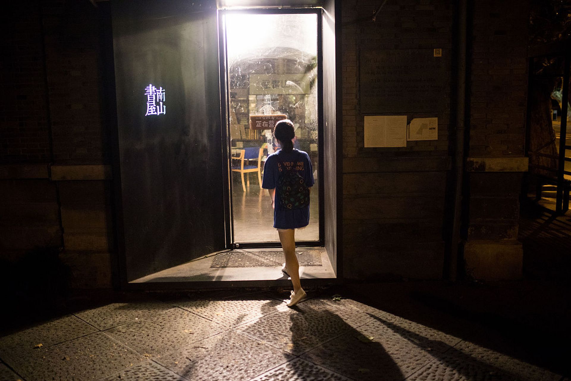 寂静的夜里,我独自一人坐在窗前,看着外面黯淡无光的街景,心情沉浸在