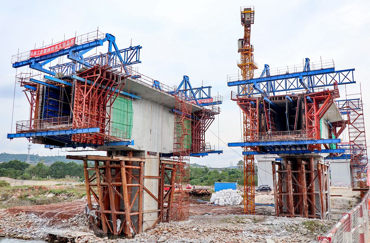 新乡郑新交通建设发展有限责任公司等申请一种桥梁护栏施工装置专利安全性大幅提高