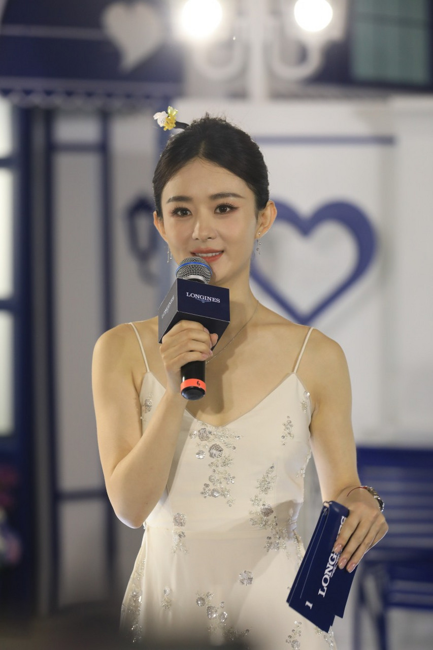 赵丽颖这次的520营业照可谓是惊艳无比,白色吊带裙让她的身材更加