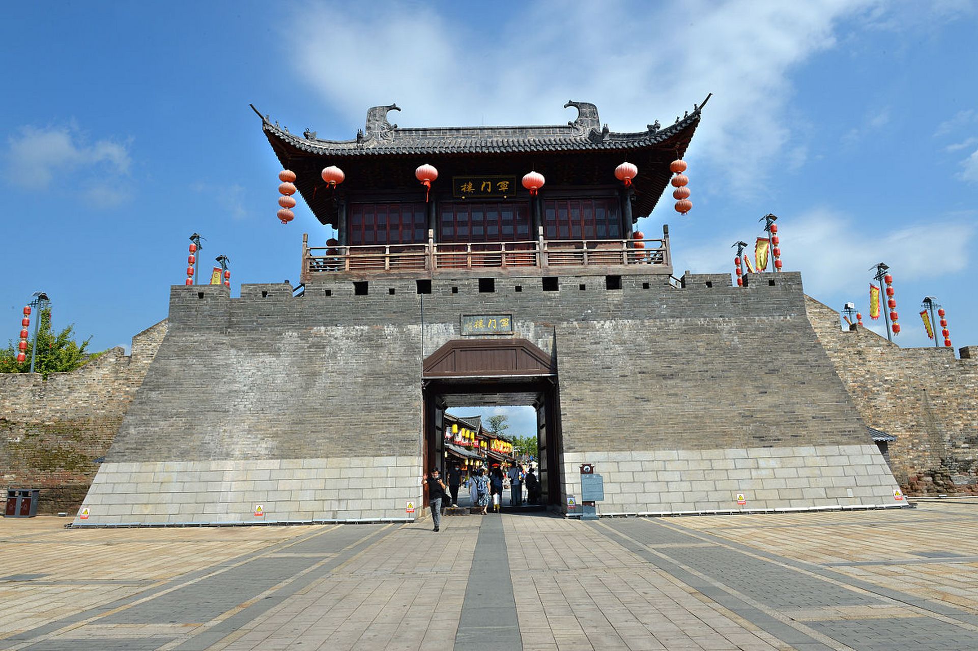 函谷关位于黄河畔,四周群山环绕,云雾缭绕.