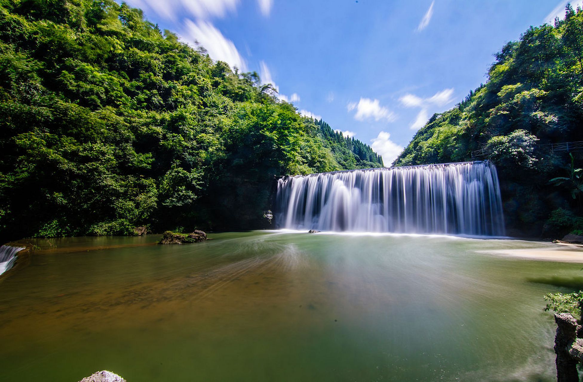 柳州大瀑布:是柳州市区的一处大型瀑布,以其雄伟的景观和清新的空气