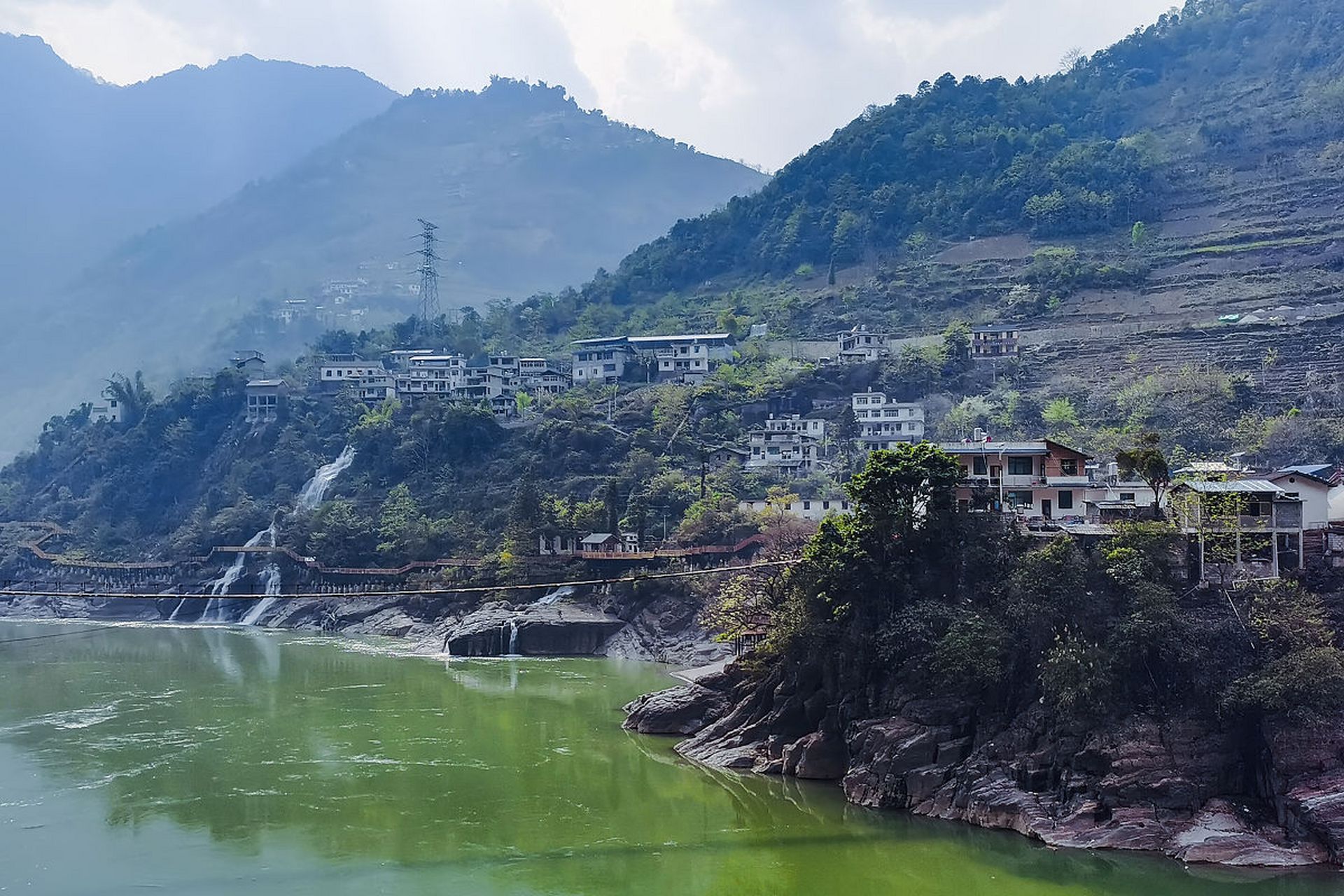 怒江大峡谷,位于中国云南省怒江州的深处,是一个神秘而美丽的地方.