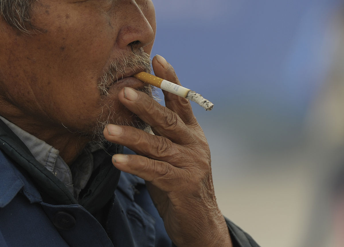 考验自己的毅力.#热点引擎计划# #摆摊的老农抽烟