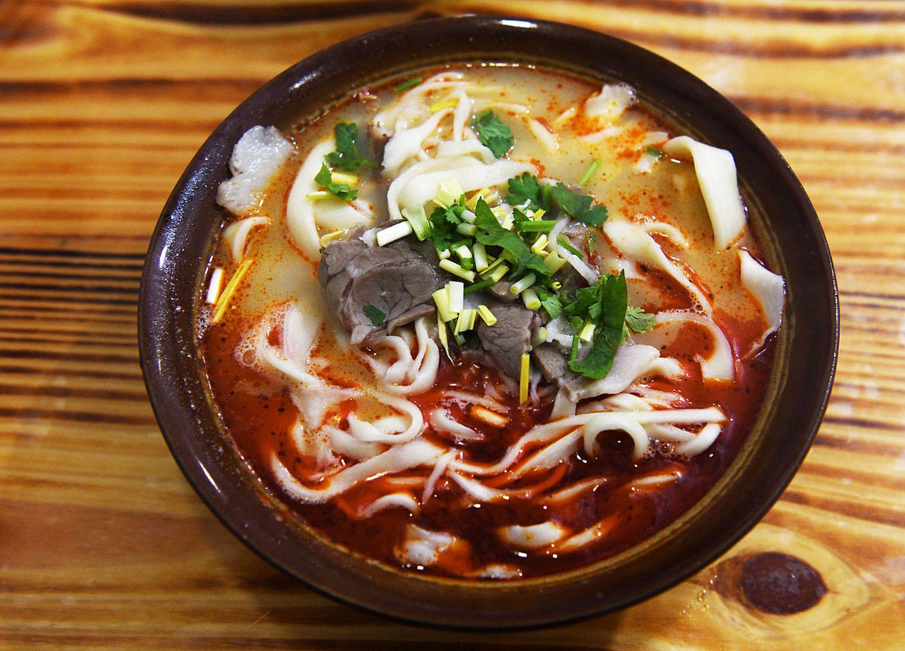 烩面,作为河南的传统美食,以其独特的制作工艺和丰富的口感深受食客