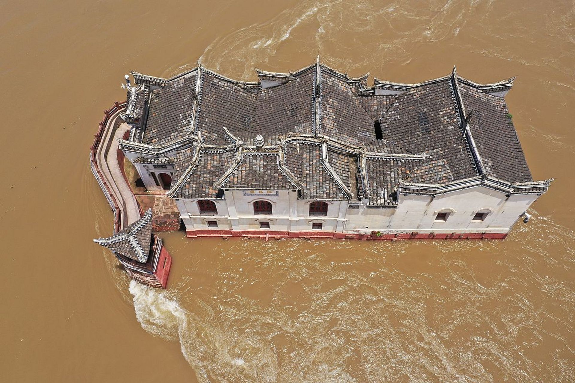 观音阁,又称龙蟠矶寺,建于公元1345年,被誉为万里长江第一阁