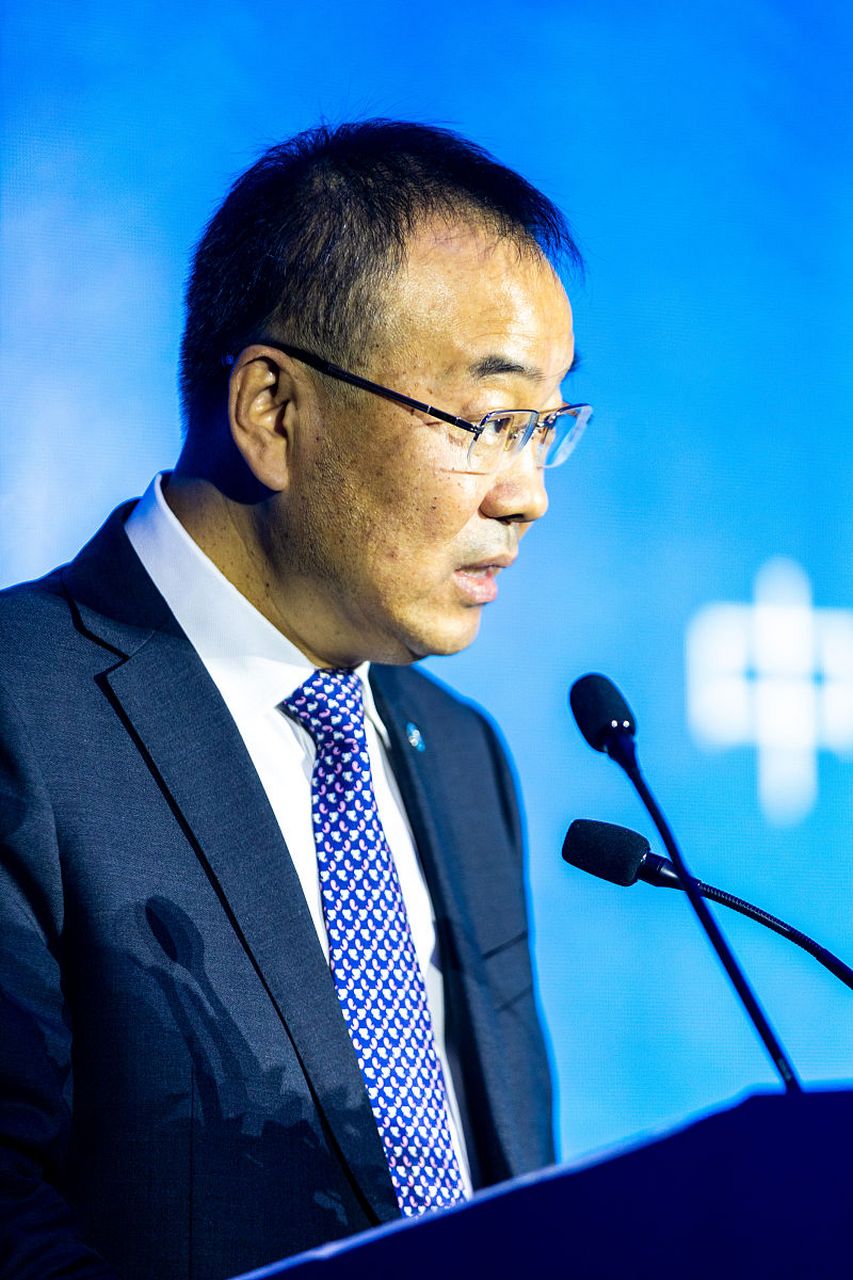 刘金在9月17日北京苹果的手机店前怒砸苹果手机.