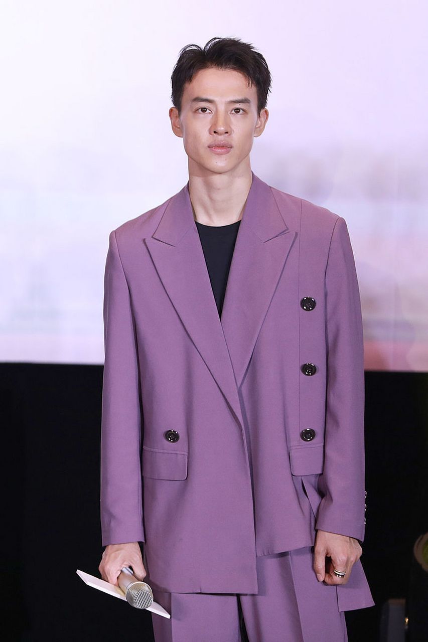 尹昉的表演和创作极具风格.他的舞蹈充满了力量与情感,深受观众喜爱.