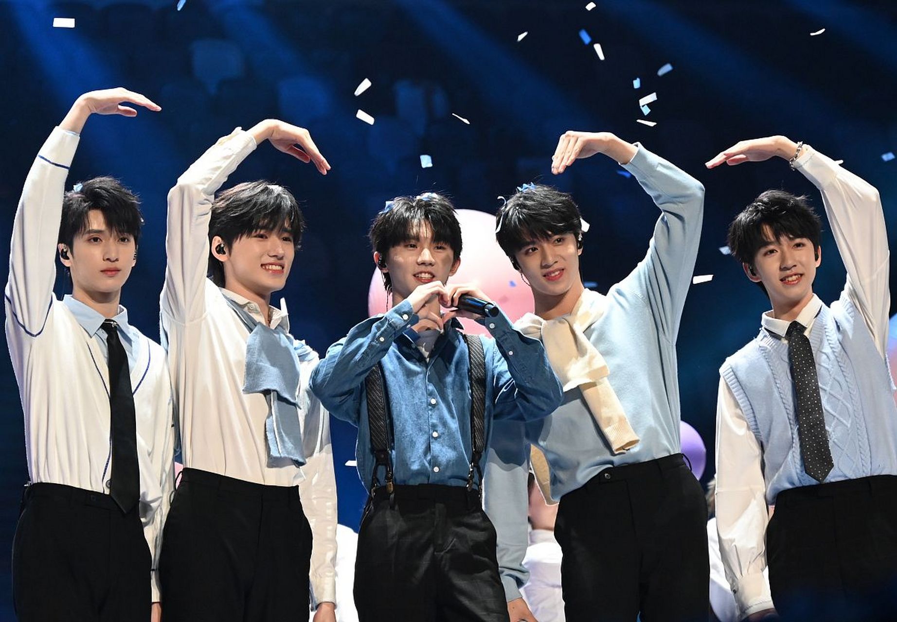 时代少年团演唱会《姐姐真漂亮 绝配》舞台.