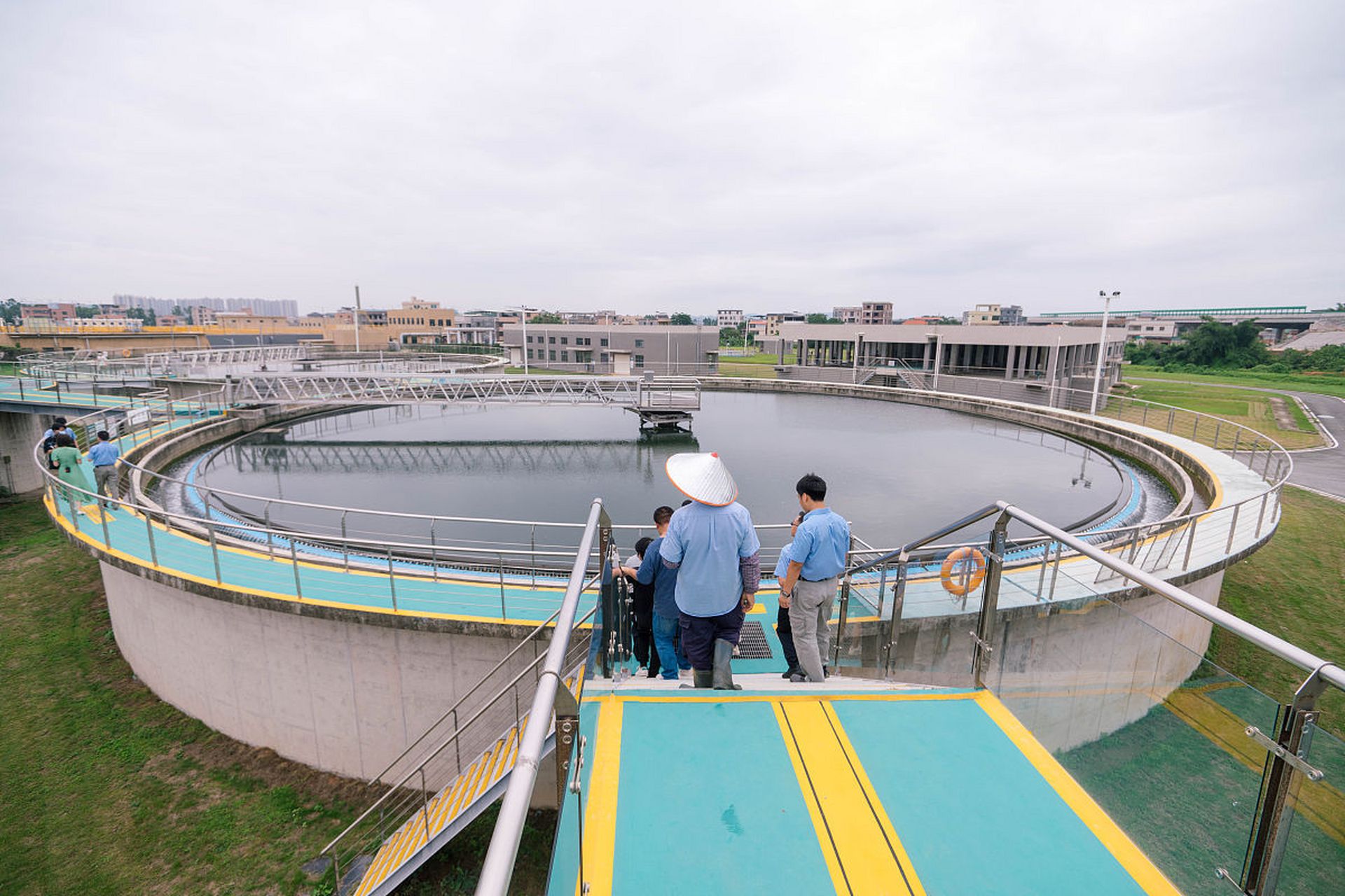 污水处理厂二沉池出水堰很脏的原因和解决办法: 1,原因:悬浮物,藻类