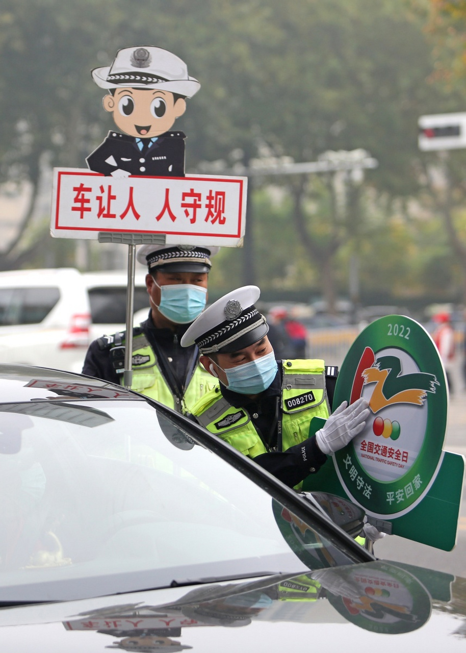 礼让行人该不该被取消#  "礼让行人"是一个非常重要的交通准则,其