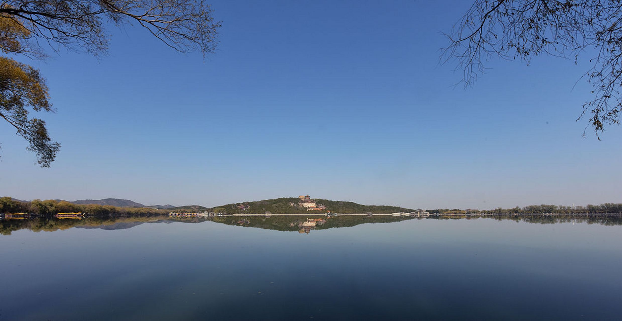 静读诗词 江城如画里,山晚望晴空.两水夹明镜,双桥落彩虹.