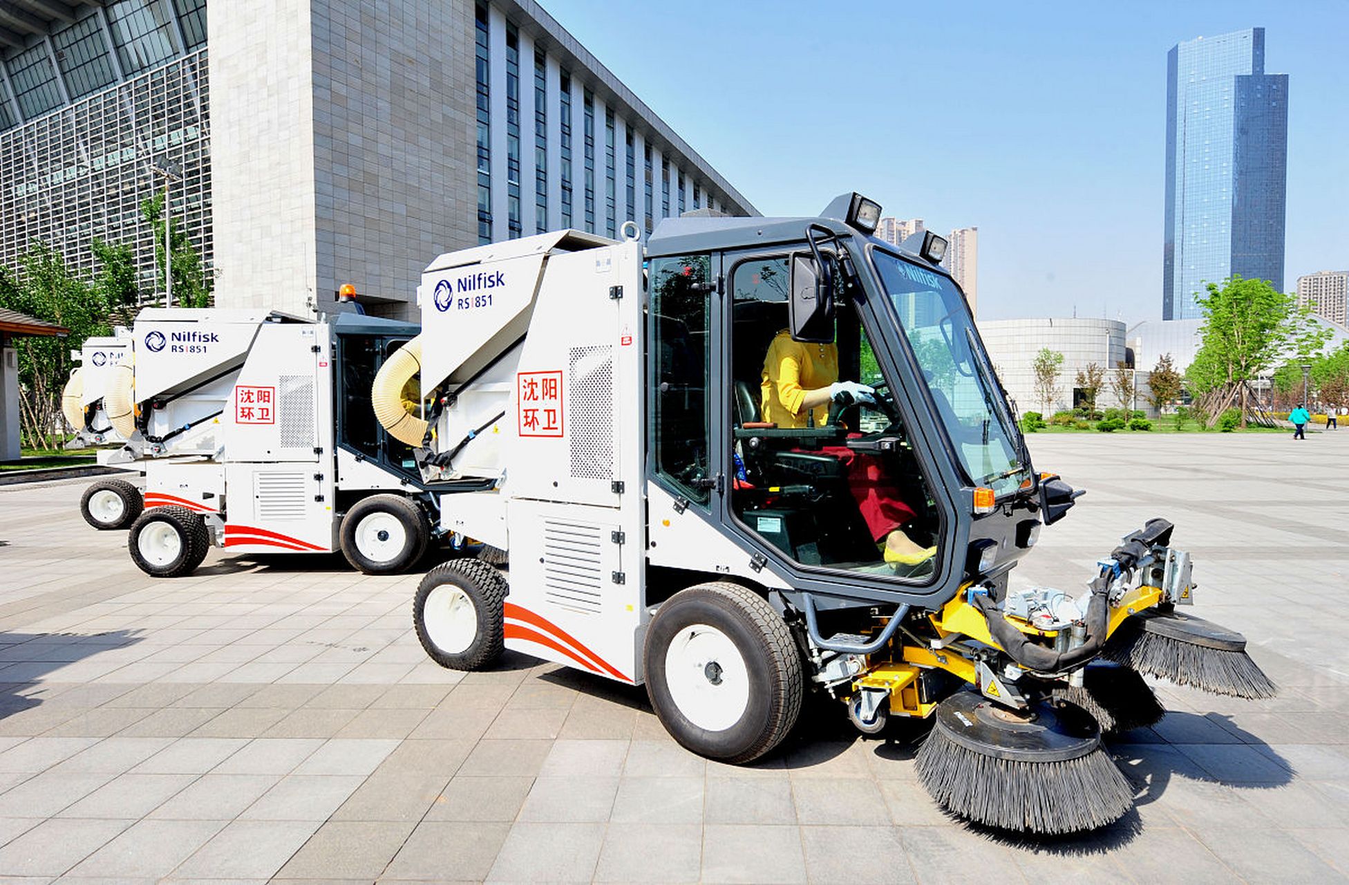 新能源纯电动环卫车# 河南一家国企最近花费1160万购买了6辆新能源