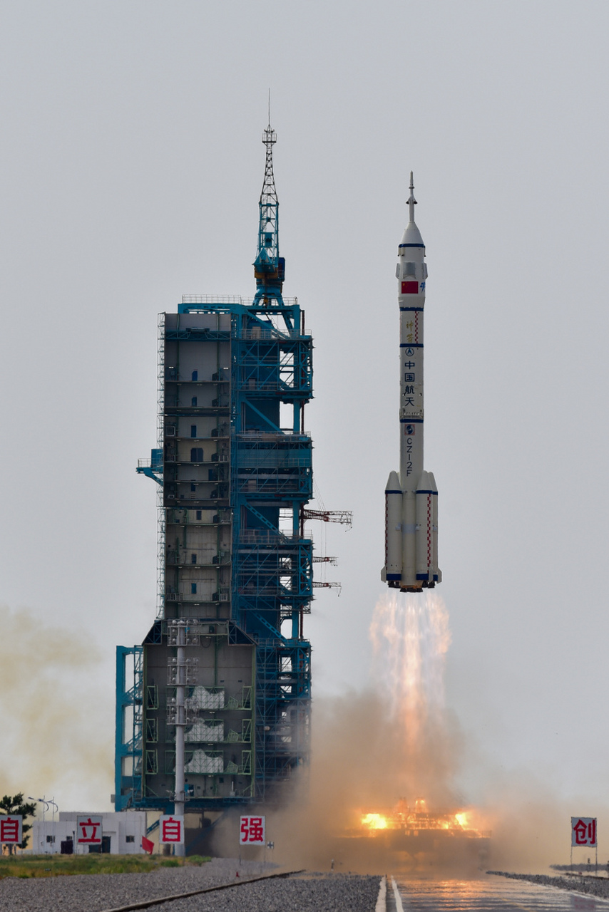 神舟十六号航天员成功完成出舱活动,开启太空探索新篇章  北京时间