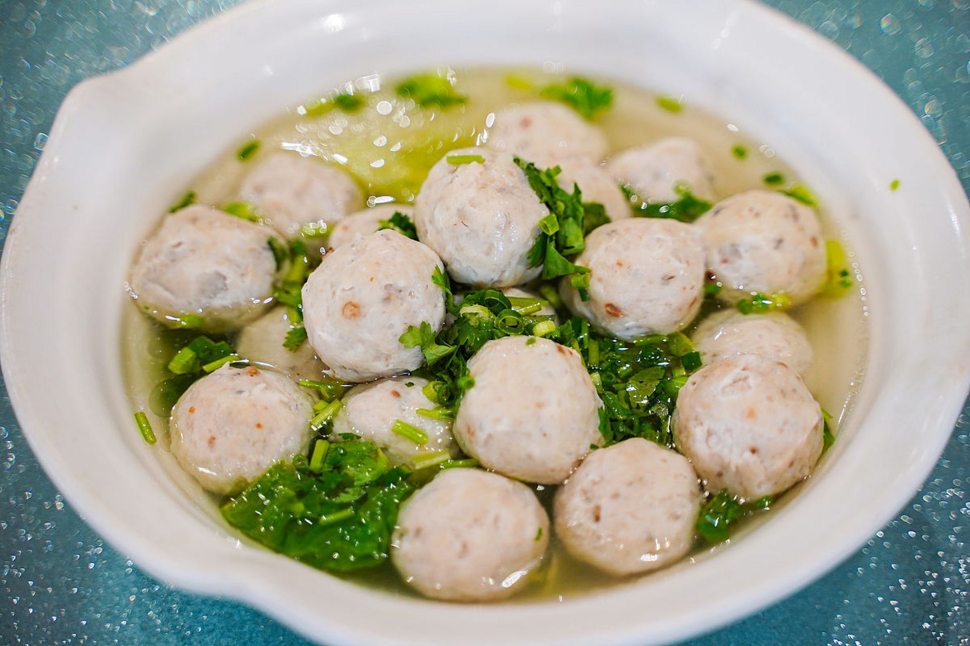 这款鱼丸可不是普通的鱼丸,它以汤逊湖出产的无公害优质鱼为原料,经过