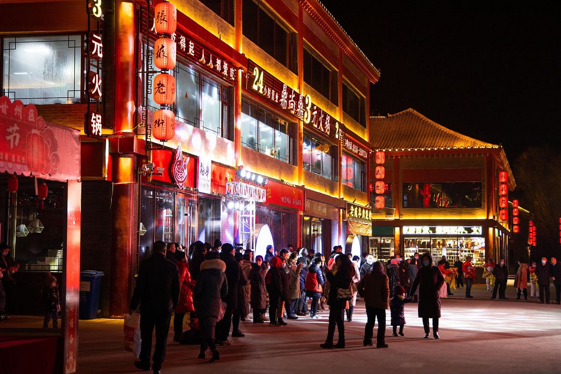 嬉行记# 敦煌商业步行街是敦煌市中心的一条历史悠久,繁华热闹的梢档