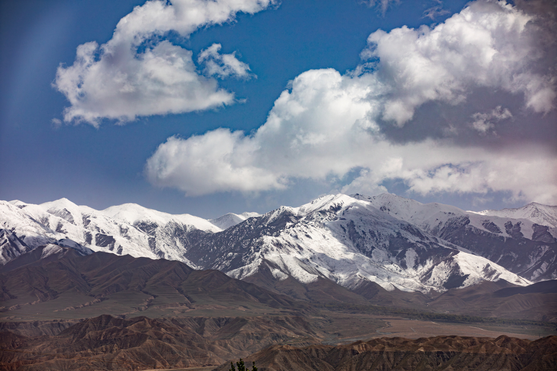 昆仑山作为著名山脉,景色奇绝,神话传说丰富,生物多样性和植被变化
