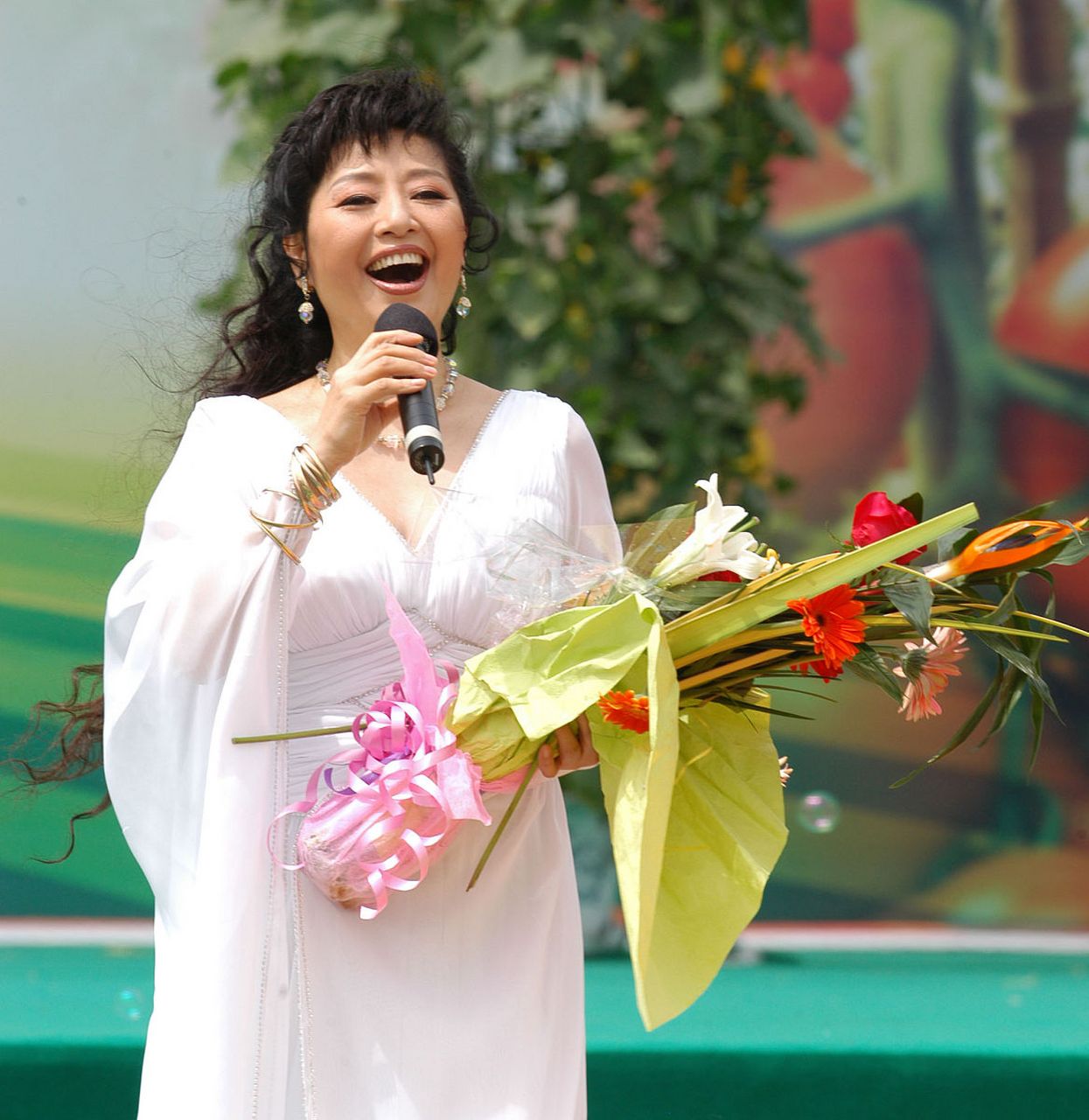 周华健主动给殷秀梅打招呼,无奈殷秀梅不认识他.