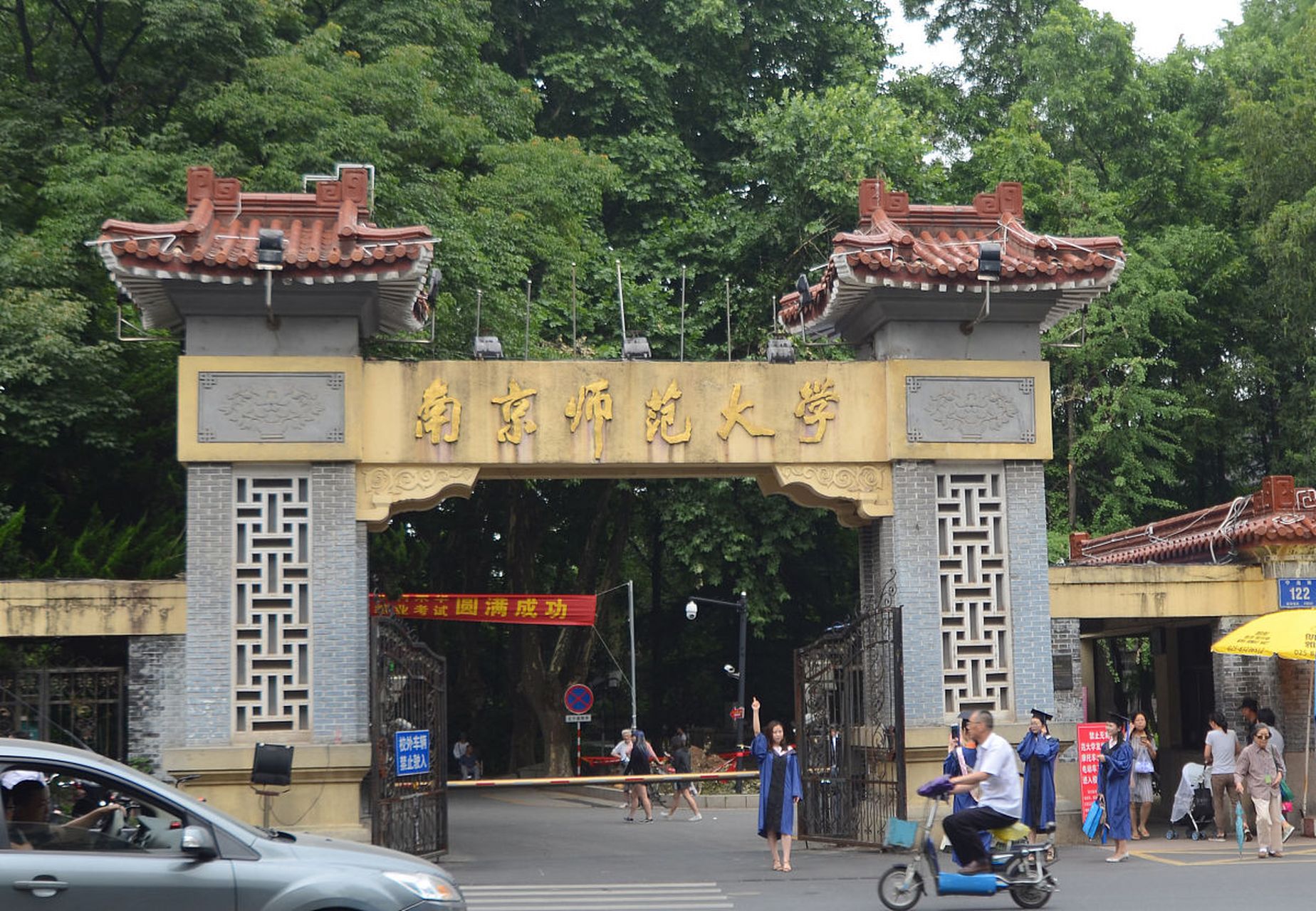 重庆大学是985,211,双一流名牌大学,位于重庆市,拥有优美的校园环境和