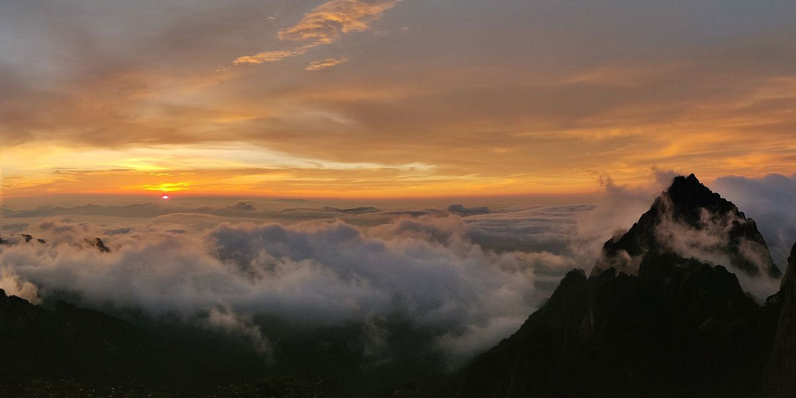 站在黄山的光明顶上,眺望黄山绝美的时令景观,尤以日出最为壮观.