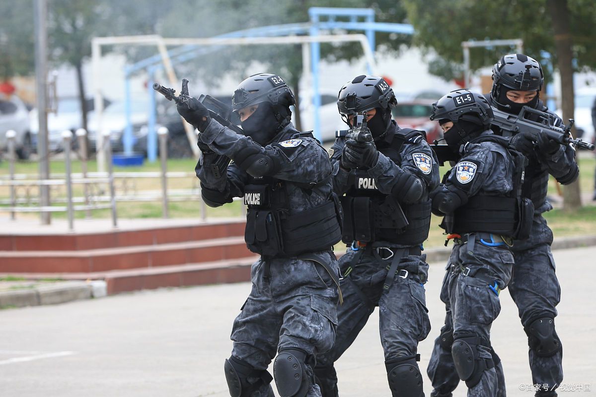 4月25日,新手特警小哥攀绳训练满头汗,50岁食堂阿姨示范看呆众人