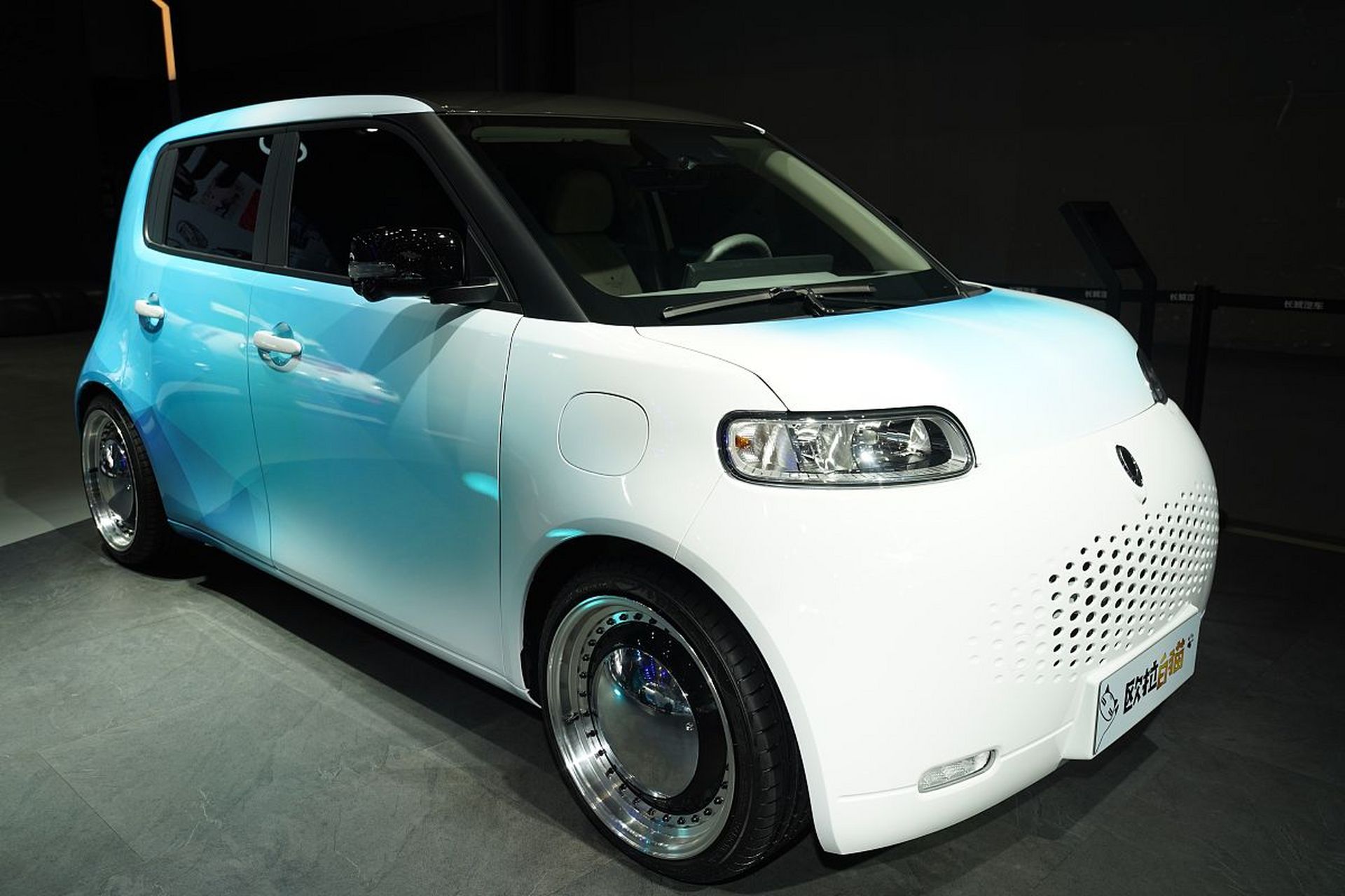 五菱宏光迷你mini版电动车续航里程可达100公里以上,满足日常城市通勤