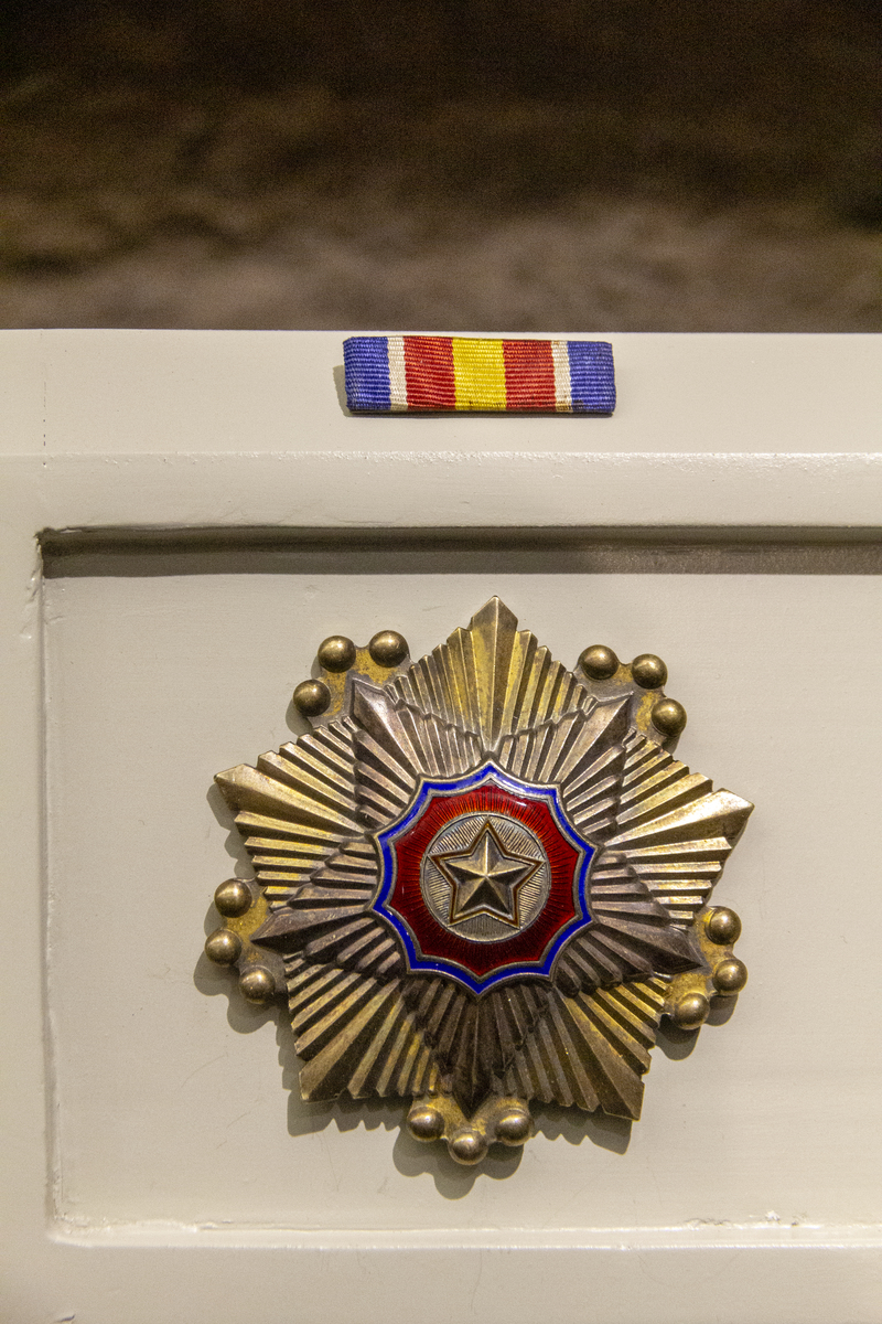 阳光照在老人颤抖的手指上,那枚熏黑的一等功勋章被摩挲得发亮