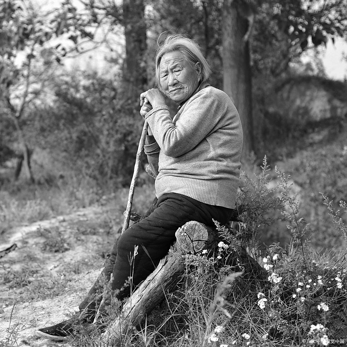 我叫张老母亲图片老母亲照片70年代农村老妈妈的照片雪地村头老母亲