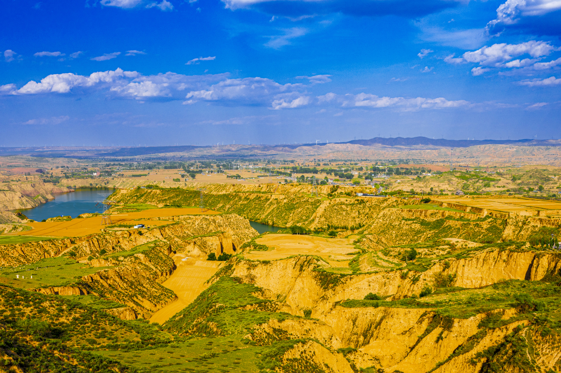 穿越时空的旅行# 在陕北黄土高原上,您可以尽情地欣赏大自然的壮丽