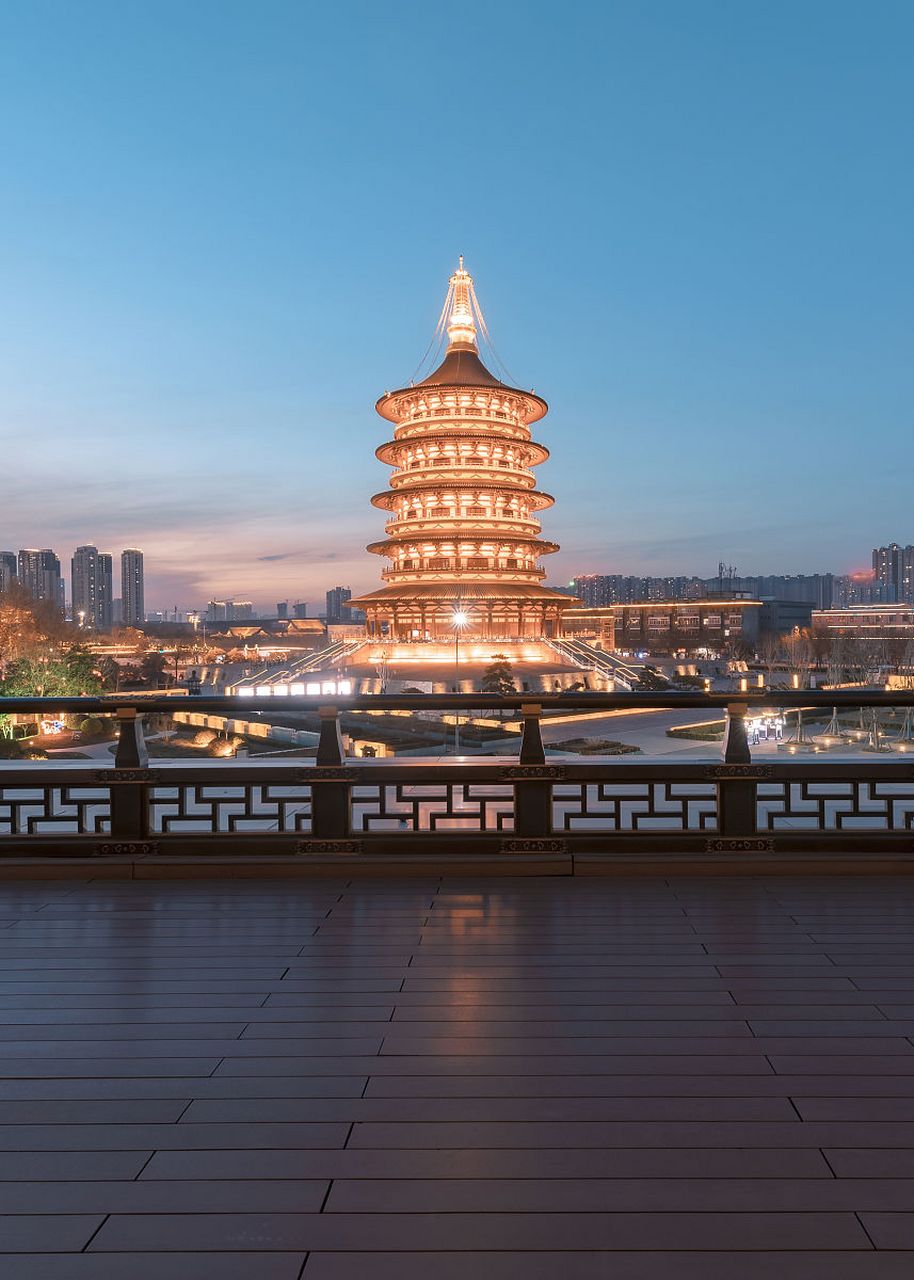 春游,洛阳隋唐城遗址公园在春天的美景,包括阳光下的古城墙,盛开的