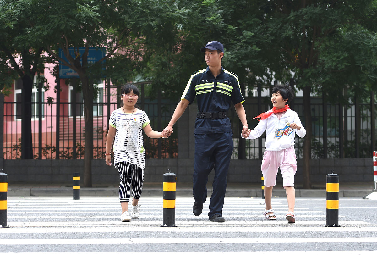 昨天放学后,班主任告知我家三年级小学生打了同桌,让男同桌小孩哭的很