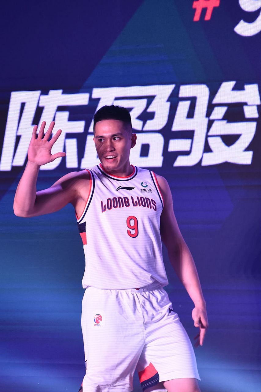 广州男篮续约陈盈骏# 陈盈骏续约广州队,这是我最近听到的最好的消息